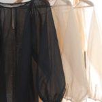 透け感のあるブラウス